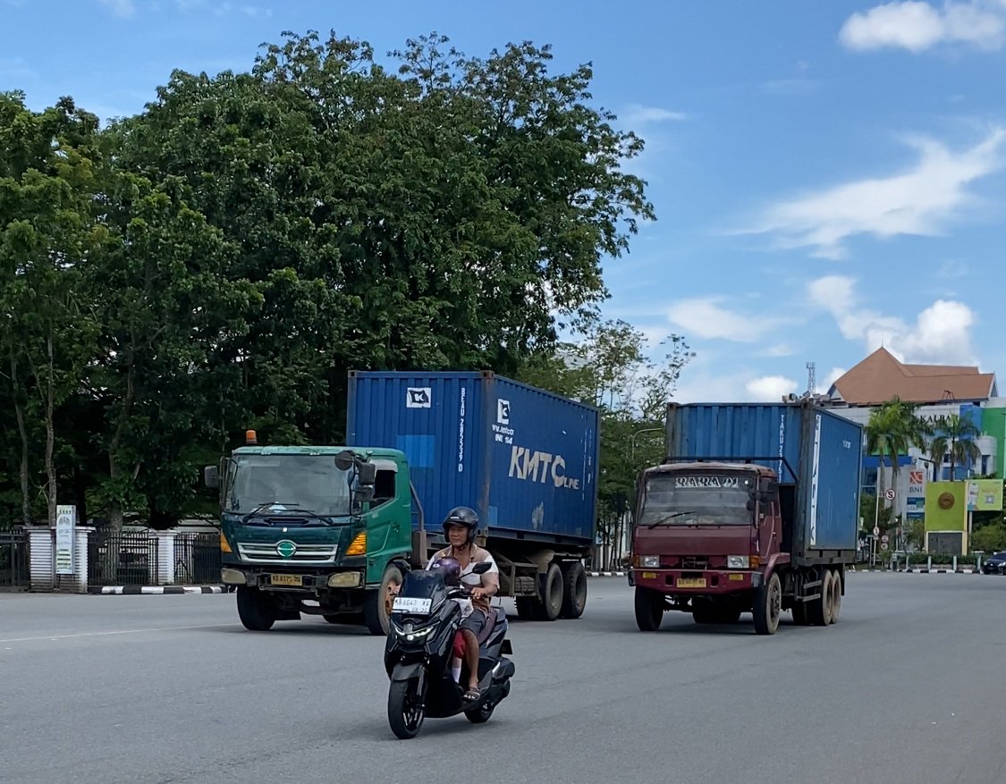 Tronton saat melewati Jalan Rahadi Usman Pontianak. Foto: Yulia Ramadhiyanti/klikwartaku