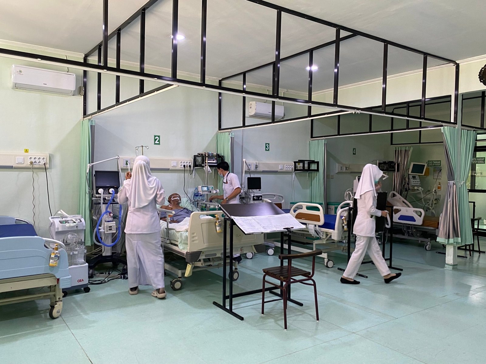 Seorang perawat sedang meberikan layanan medis kepada pasien di ruang ICU RSU YARSI. Foto: Yulia Ramadhiyanti/klikwartaku