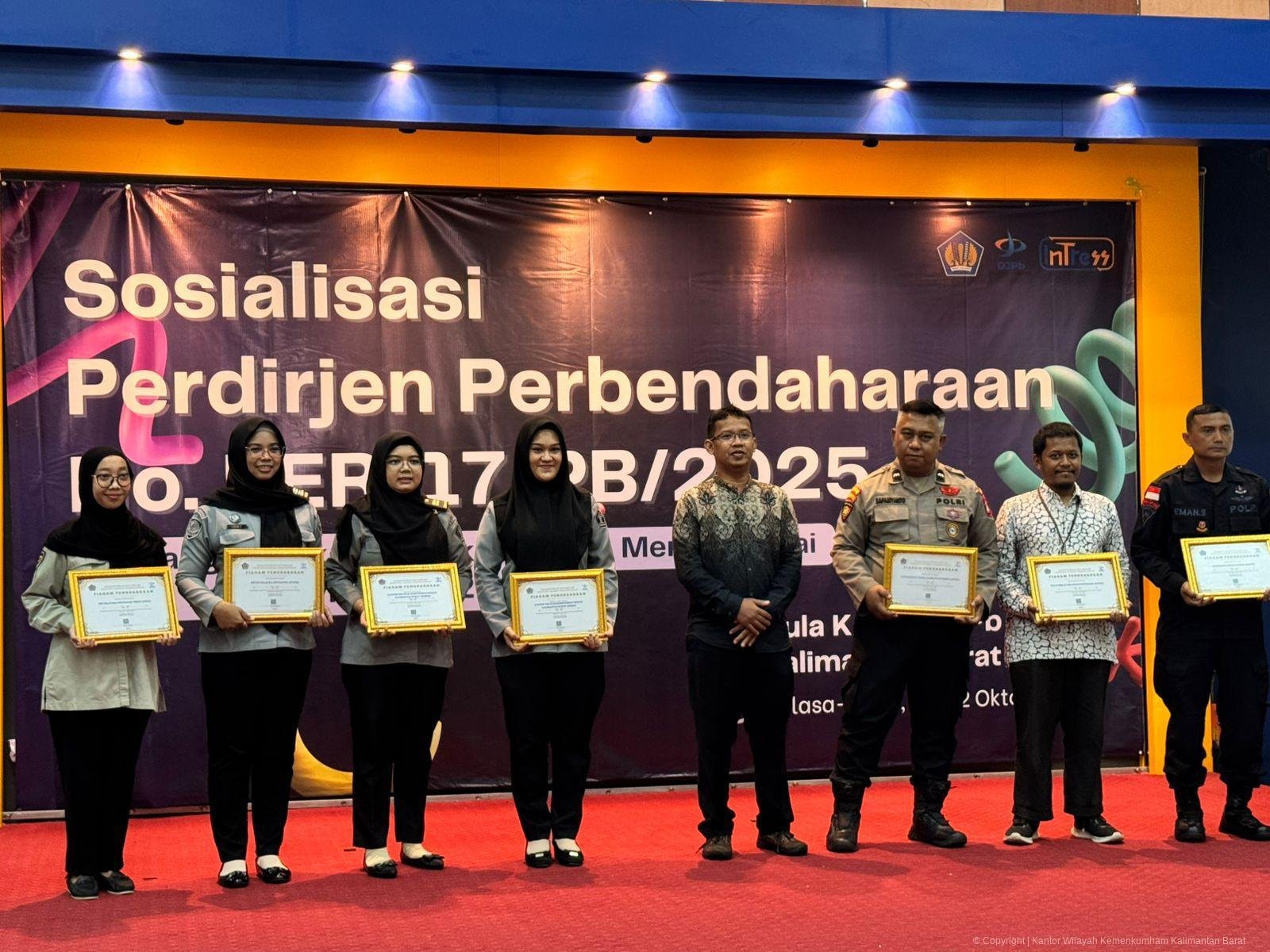 Kanwil Kemenkum Kalbar saat menerima penghargaan. Foto: Dok. Kanwil Kemenkum Kalbar