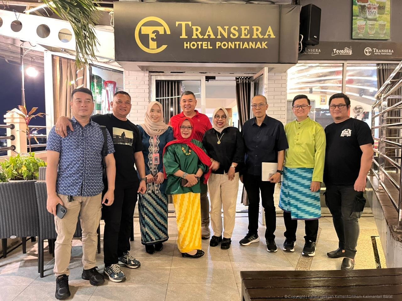 Tim Kanwil Kemenkum Kalbar bersama manajemen Hotel Transera. Foto: Dok. Kanwil Kemenkum Kalbar