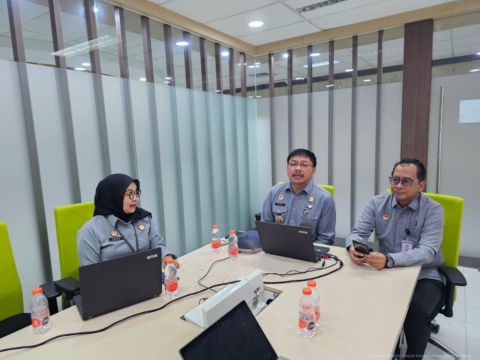 Tim Kanwil Kemenkum Kalbar saat lakukan sosialisasi HKI di Universitas Kapuas Sintang. Foto: Dok. Kanwil Kemenkum Kalbar