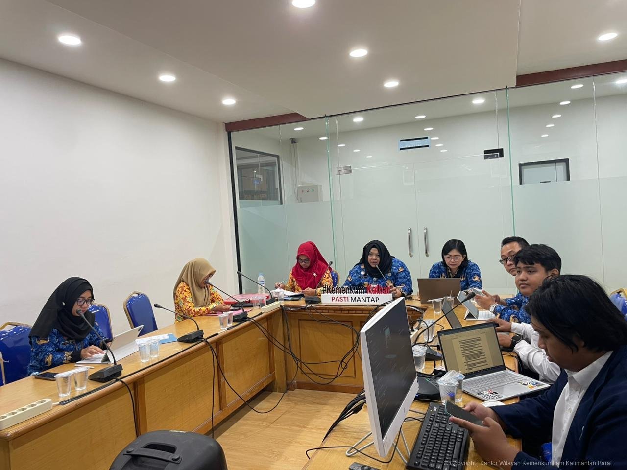 Tim Kanwil Kemenkum Kalbar saat rapat bersama Pemkab Ketapang. Foto: Dok. Kanwil Kemenkum Kalbar