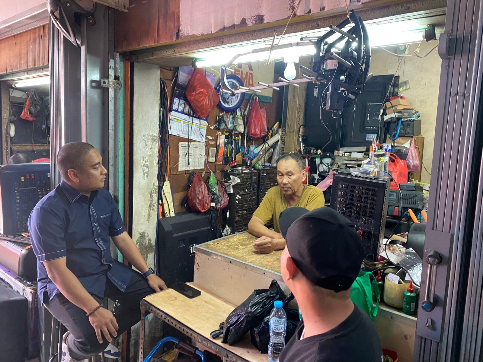 Ketua DPC HIPMI Kota Pontianak sekaligus anggota DPRD Kota Pontianak, Muhammad Iqbla Mutahar saat temui pedagang di Pasar Kapuas Indah. Foto: Yulia Ramadhiyanti/klikwartaku