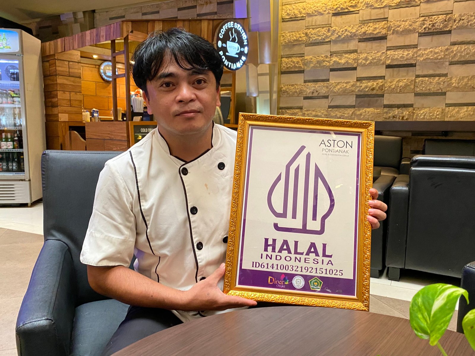 Executive Chef Aston Pontianak memperlihatkan Sertifikasi Halal yang sudah didapatkan Aston Pontianak. Foto: Yulia Ramadhiyanti/klikwartaku