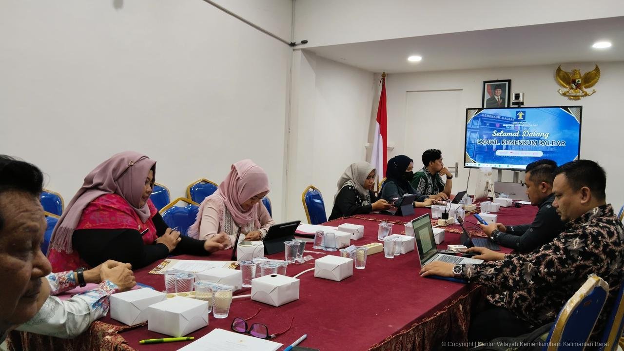 Tim Kakanwil Kemenkum Kalbar saat menggelar harmonisasi bersama Pemkot Singkawang. Foto: Dok. Kakanwil Kemenkum Kalbar