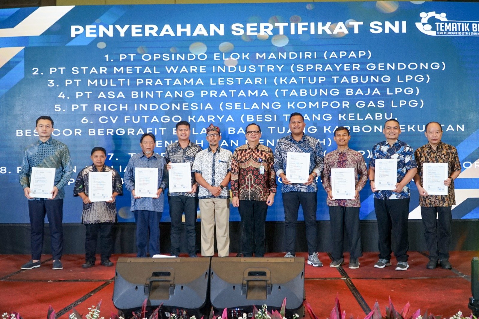 Kepala BBLM Gunawan menyerahkan sertifikat SPPT SNI kepada perwakilan industri dalam forum TEMATIK-BBLM 2025, sebagai bukti kepatuhan dan kualitas produk nasional.