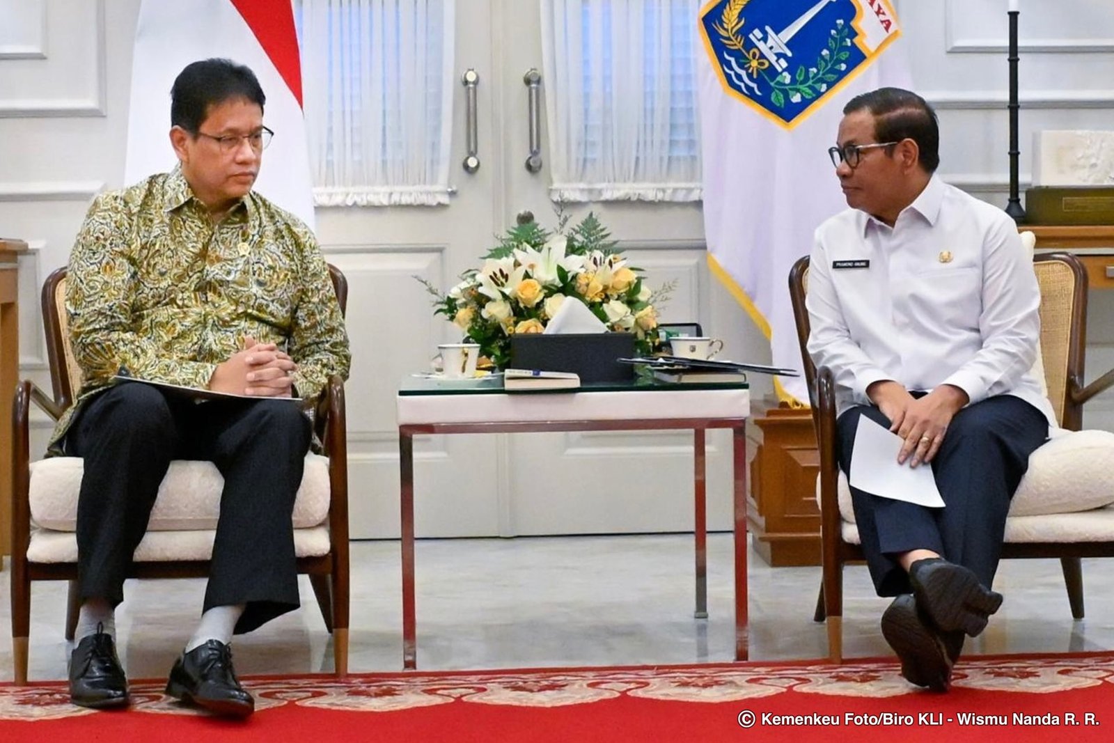 Menkeu Purbaya Yudhi Sadewa dan Gubernur DKI Jakarta Pramono Anung berdiskusi mengenai penguatan sinergi fiskal pusat-daerah di Balai Kota DKI Jakarta, Selasa (7/10/2025). Pertemuan ini menegaskan komitmen bersama dalam mendorong pembangunan ekonomi berkelanjutan di ibu kota.