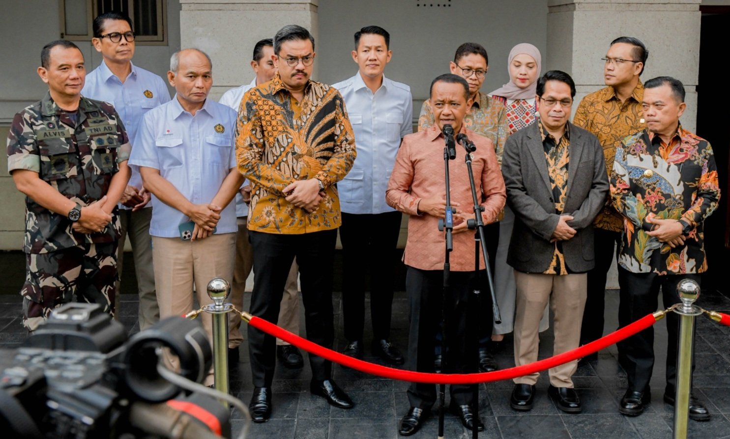 Menteri ESDM Bahlil Lahadalia memimpin rapat koordinasi lintas kementerian dan pemerintah daerah di Jakarta, Kamis (9/10), membahas legalisasi pengelolaan sumur minyak rakyat oleh UMKM, koperasi, dan BUMD daerah sebagai langkah menuju kedaulatan energi berbasis rakyat.
