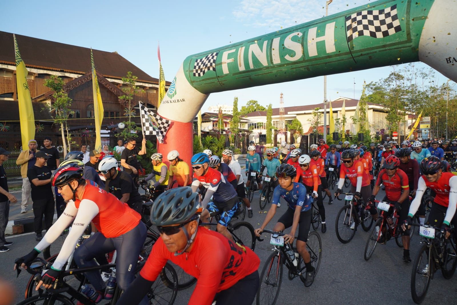 Pesepeda dari berbagai komunitas di Happy Cycling 254 Km. Foto: Dok. Prokopim Pemkot Pontianak