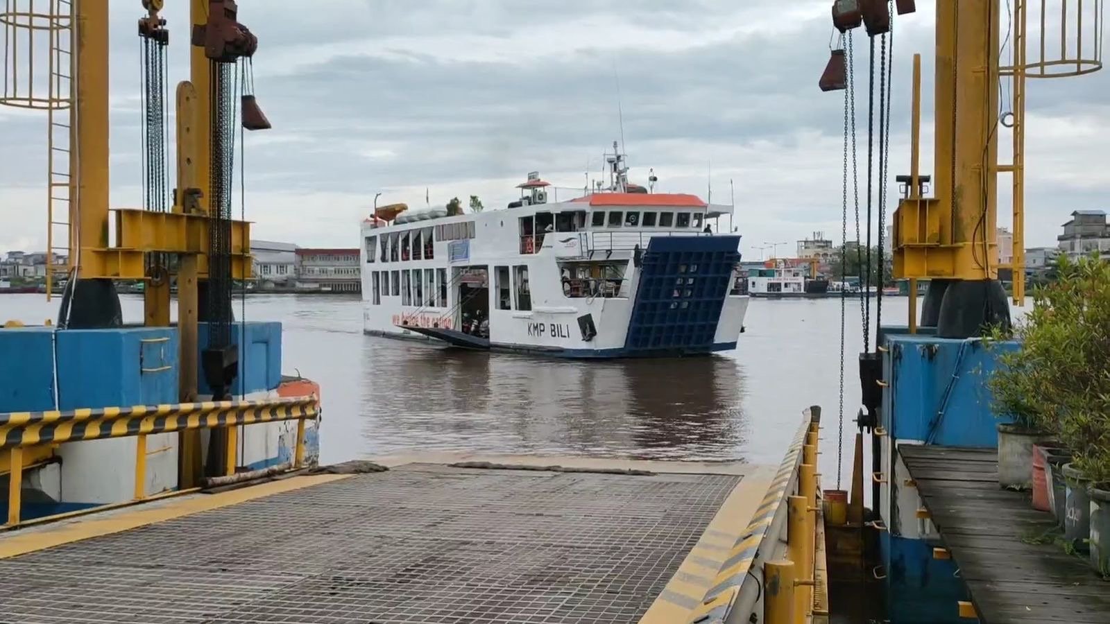 Ferry penyeberangan Sungai Kapuas Pontianak. Foto: Dok. Dishub Kota Pontianak