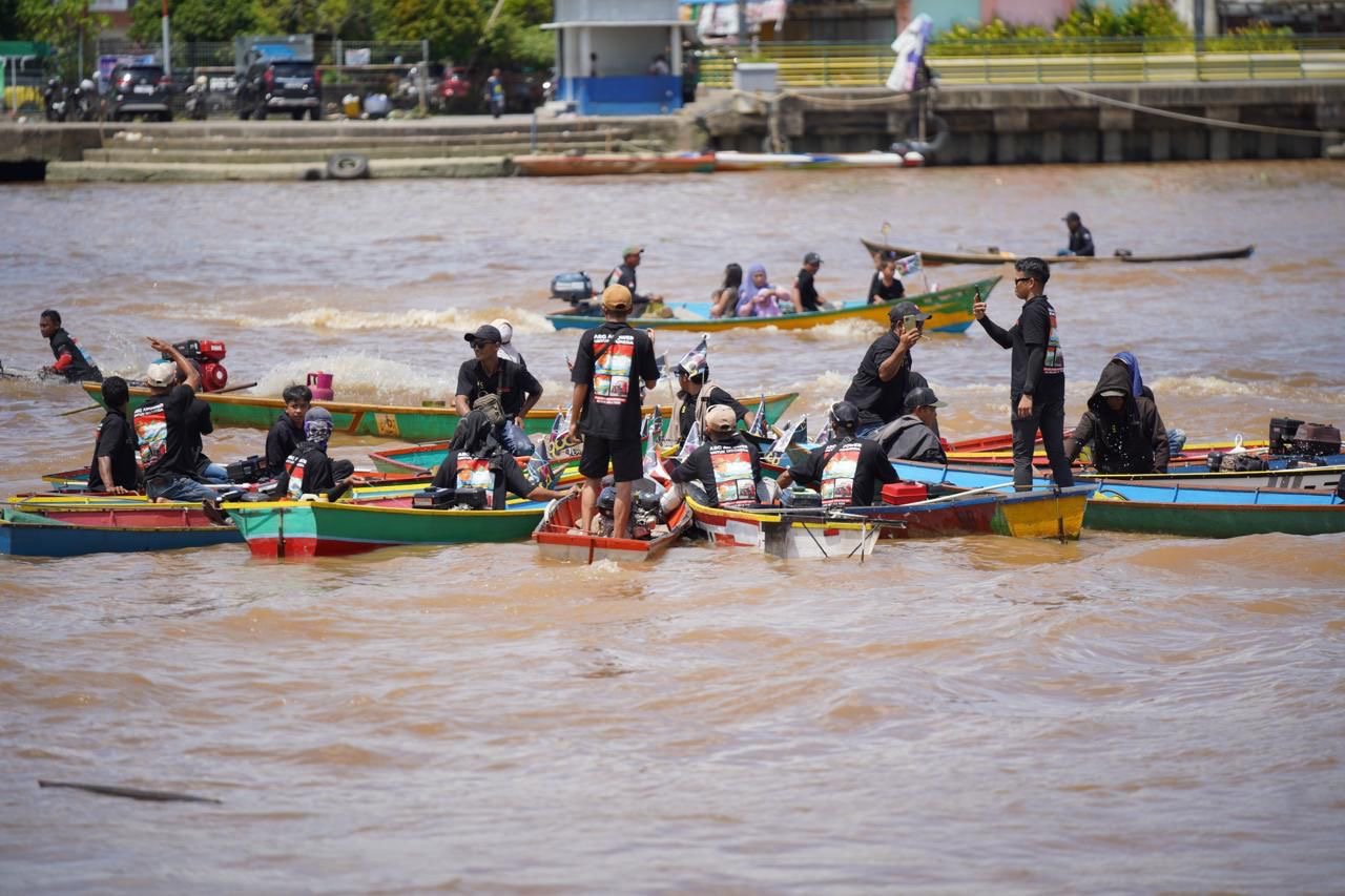 Warga Pontianak ikut meriahkan Festival Air di Sungai Kapuas. Foto: Dok. Prokopim Pemkot Pontianak