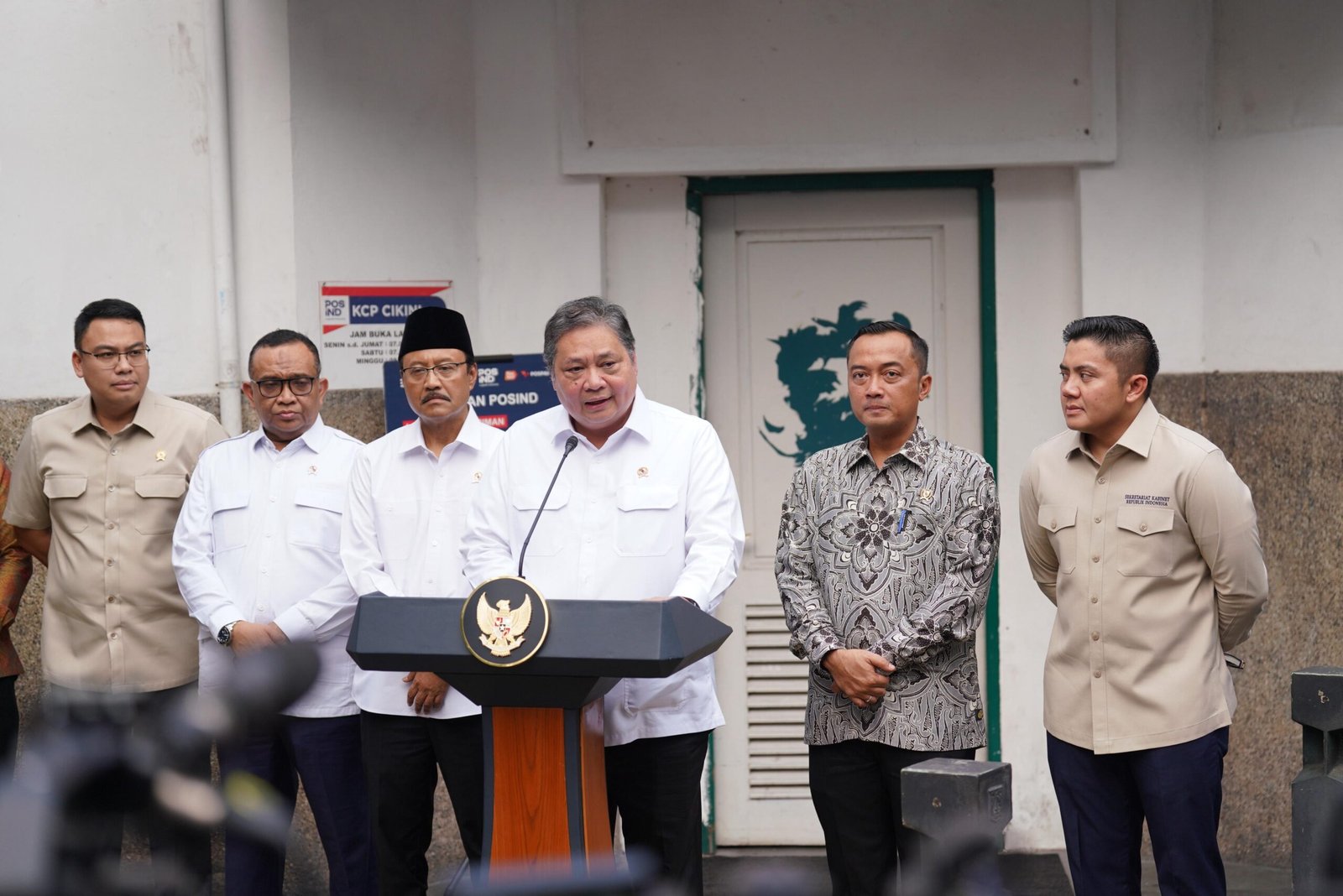 Konferensi pers peluncuran dua program yakni Program Bantuan Langsung Tunai (BLT) Kesejahteraan Rakyat dan Program Magang Lulusan Perguruan Tinggi, di Kantor Pos Indonesia Cabang Cikini, Jumat (17/10).