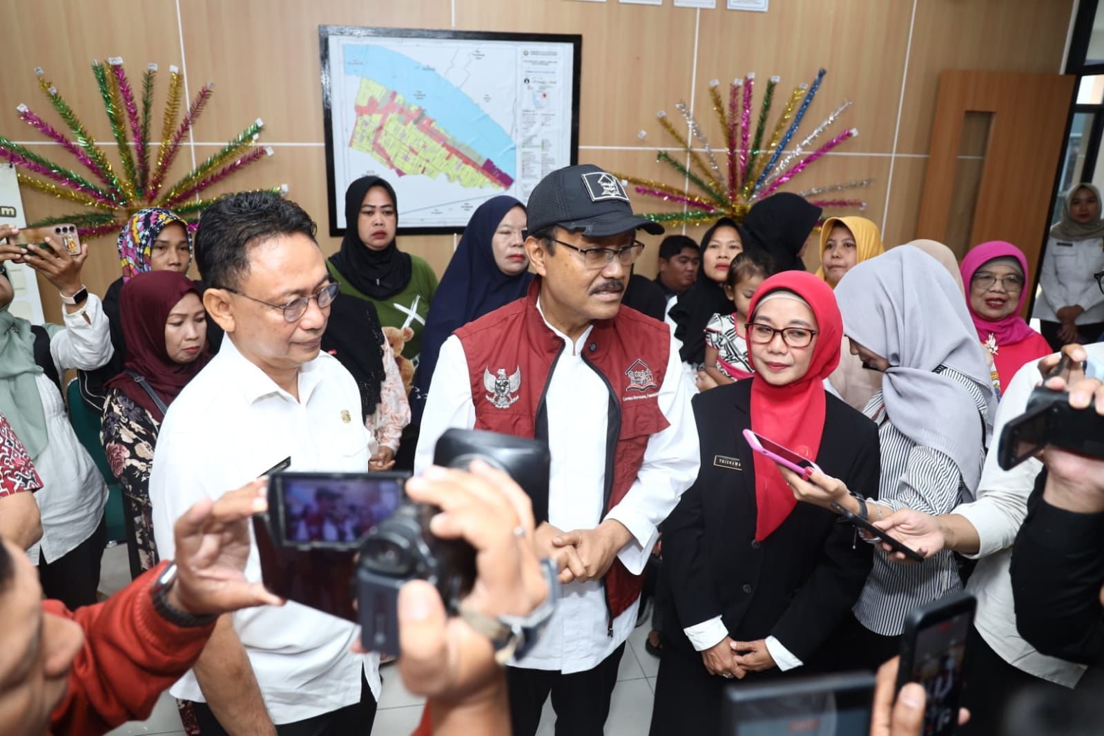 Mensos bersama Wali Kota Pontianak saat memberikan keterangan di hadapan awak media. Foto: Dok. Prokopim Pemkot Pontianak