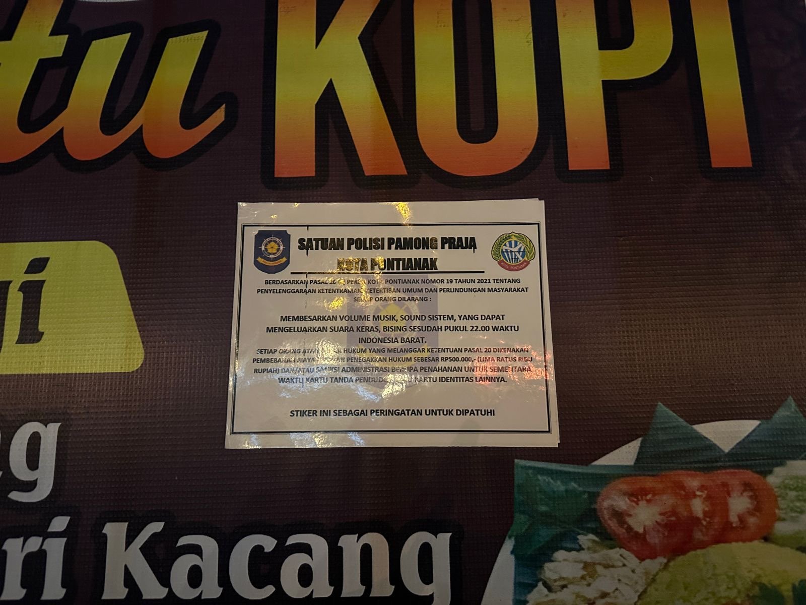 Aturan larangan memutar musik dengan volume tinggi yang ditempel di salah satu warung kopi di Pontianak