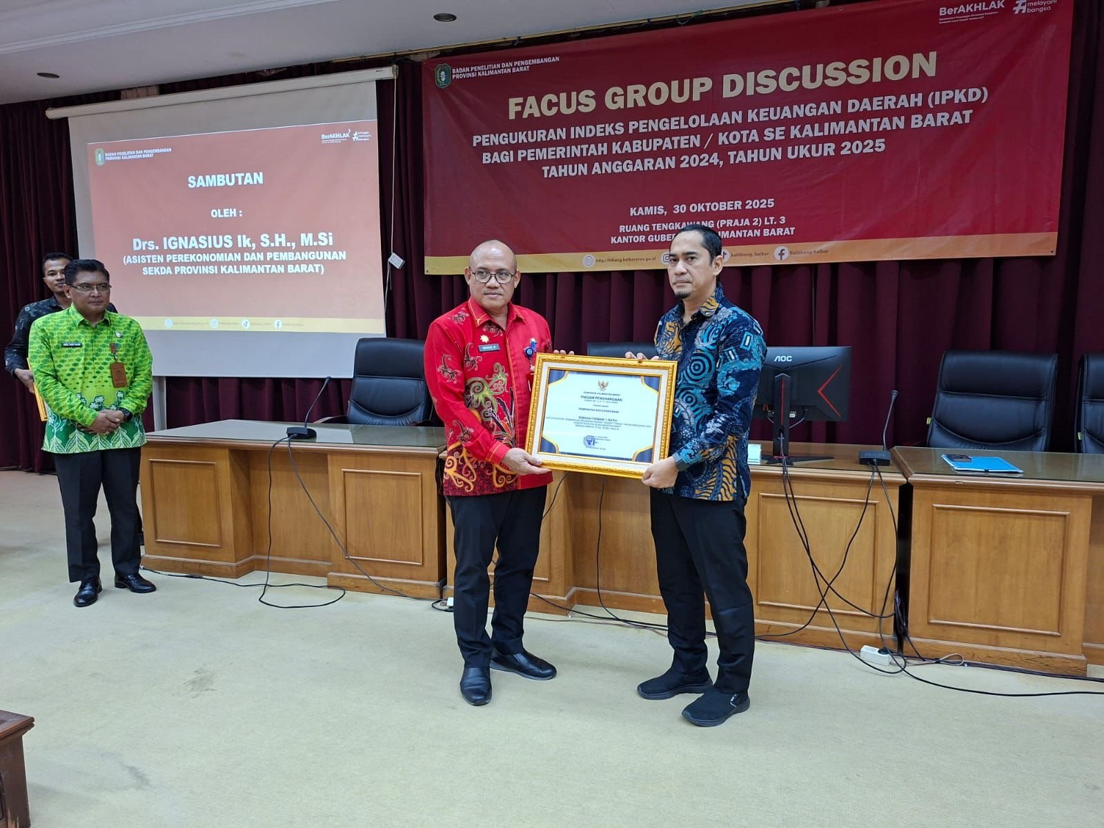 Sekretaris BAPPERIDA Pontianak, Syamsul Akbar mewakili Pemkot Pontianak menerima penghargaan Terbaik I dalam pengelolaan keuangan daerah se Kalbar untuk kategori kota berkapasitas fiskal tinggi dari Gubernur Kalbar. Foto: Dok. Prokopim Pontianak