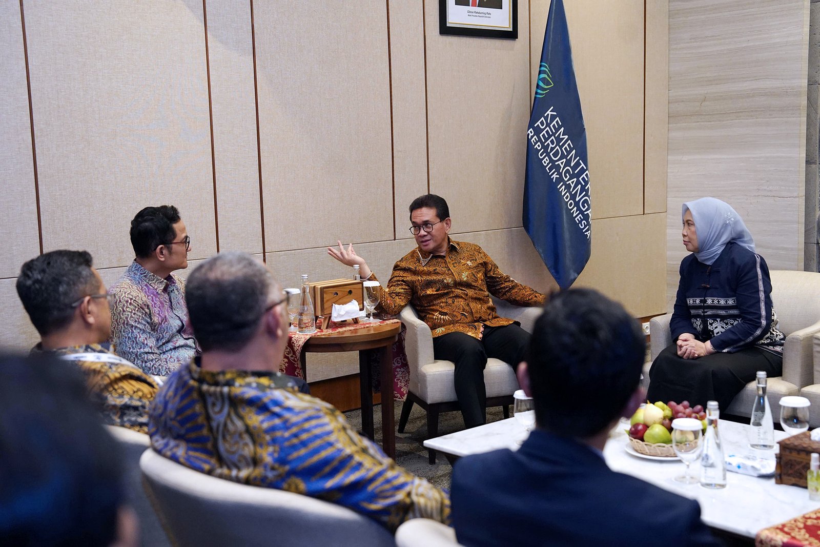 Menteri Perdagangan RI, Budi Santoso menerima audiensi Kepala Badan Pengelola Keuangan Haji (BPKH), Fadhul Imansyah di sela rangkaian Trade Expo Indonesia (TEI) ke-40 yang berlangsung di ICE BSD, Tangerang, Banten, Kamis (16 Okt).