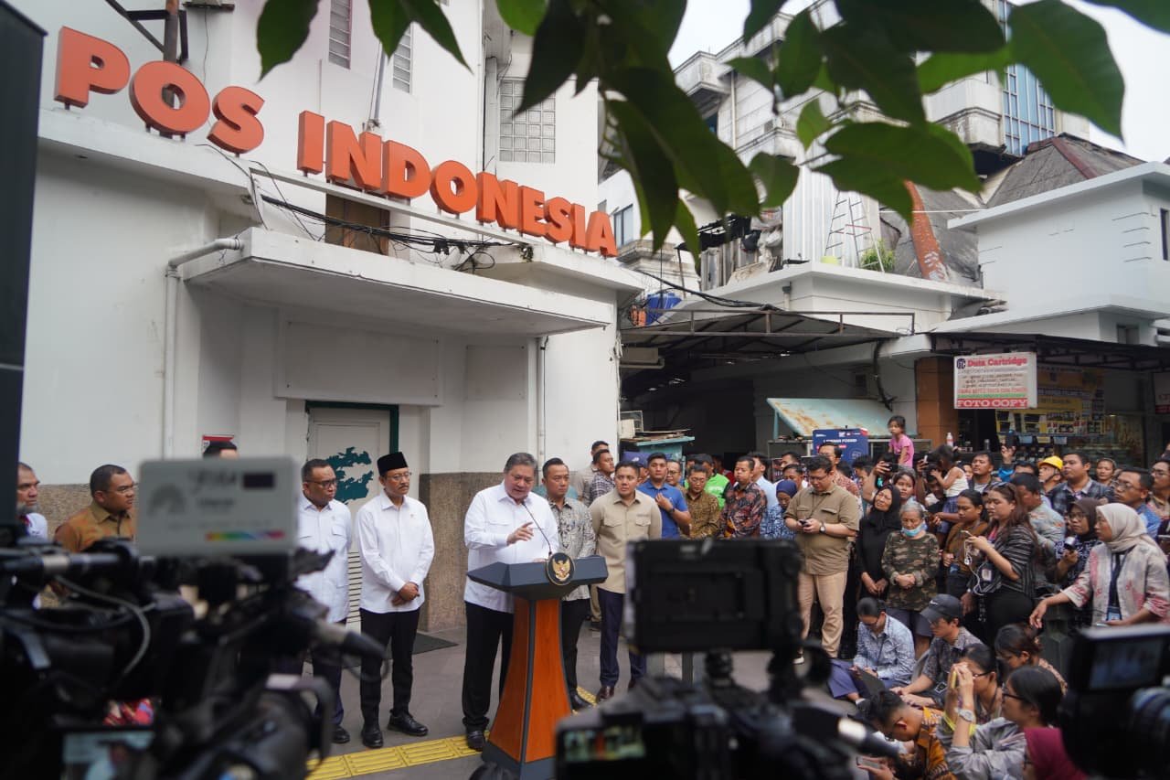 Menteri Koordinator Bidang Perekonomian Airlangga Hartarto saat peluncuran dua program yakni Program Bantuan Langsung Tunai (BLT) Kesejahteraan Rakyat dan Program Magang Lulusan Perguruan Tinggi, di Kantor Pos Indonesia Cabang Cikini, Jumat (17/10).