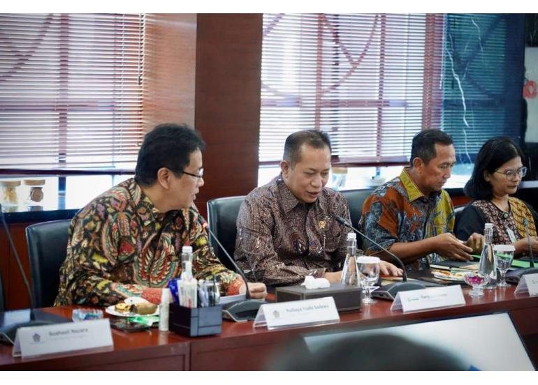 Menteri Koperasi (Menkop) Ferry Juliantono mengikuti pertemuan mendadak bersama Menteri Keuangan dan BP Danantara di Kementerian Keuangan, Jakarta, Kamis (23/10).