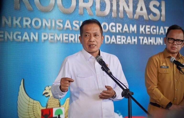 Menkop Ferry Juliantono dalam Rapat Koordinasi Pengendalian Inflasi Daerah dan Program Koperasi Desa/Kelurahan Merah Putih serta Program Tiga Juta Rumah, yang digelar oleh Kementerian Dalam Negeri di Kampus IPDN, Jatinangor, Senin (27/10).
