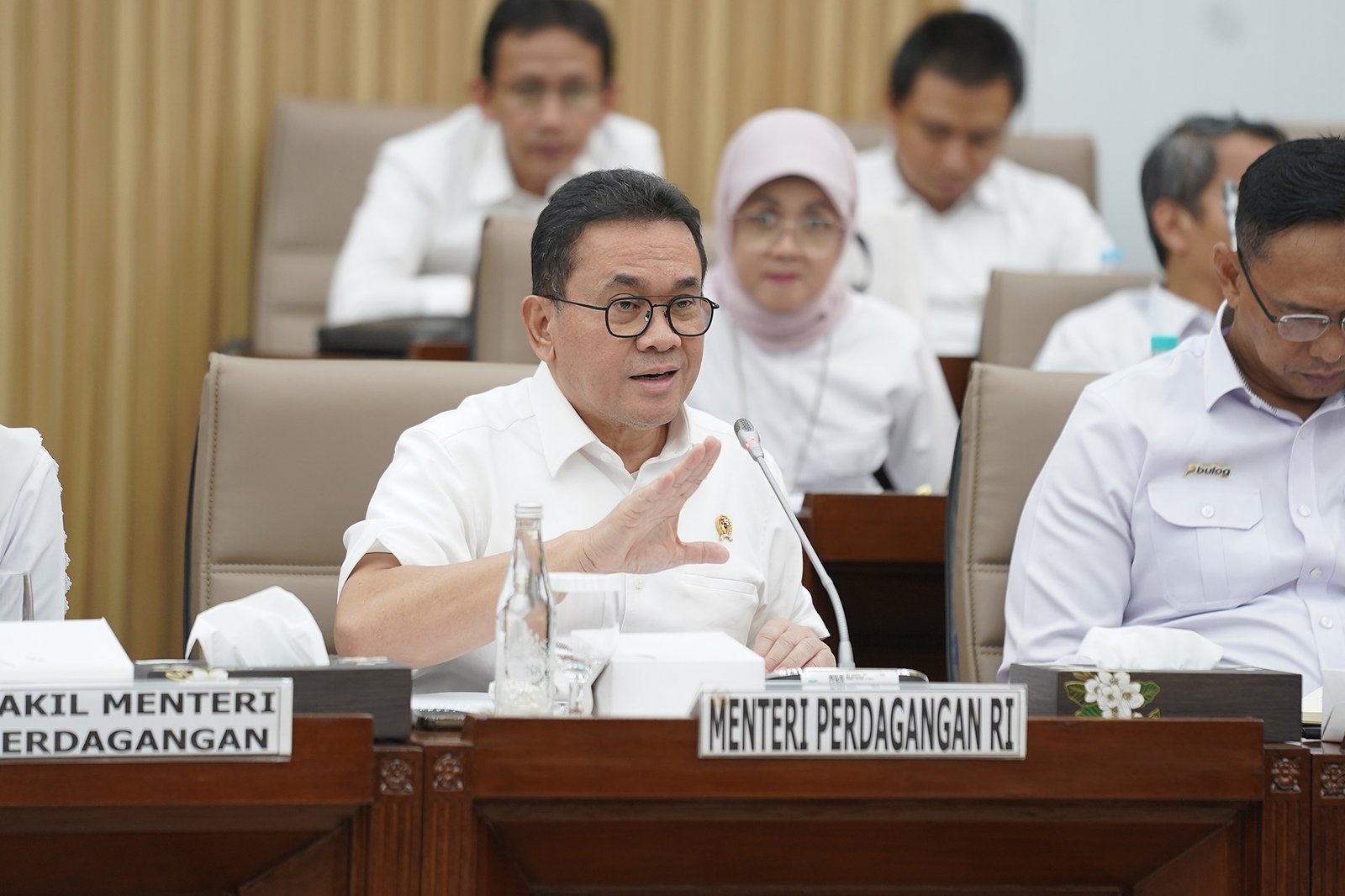 Menteri Perdagangan, Budi Santoso bersama Wakil Menteri Perdagangan, Dyah Roro Esti menghadiri Rapat Kerja (Raker) dan Rapat Dengar Pendapat (RDP) dengan komisi VI DPR RI di Gedung DPR RI, Jakarta, Senin (29 Sep).