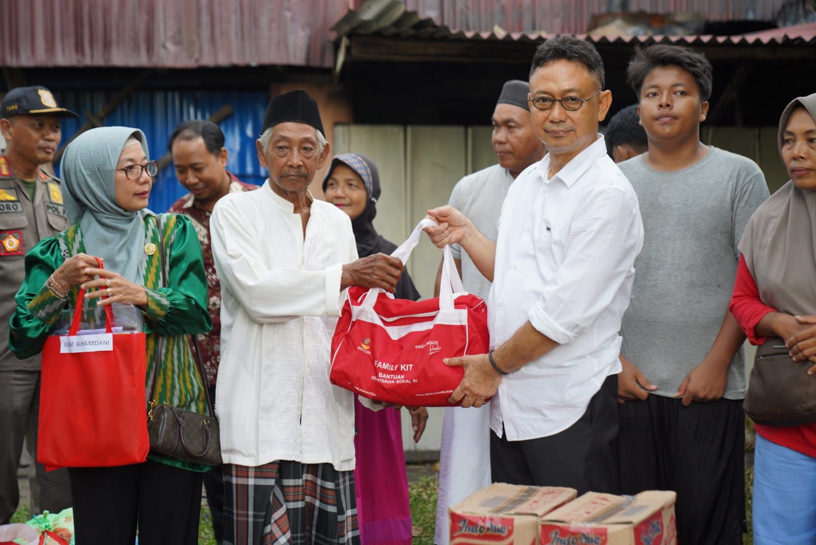 Wali Kota Pontianak. Edi Rusdi Kamtono saat serahkan bantuan untuk korban kebakaran. Foto: Prokopim Pemkot Pontianak