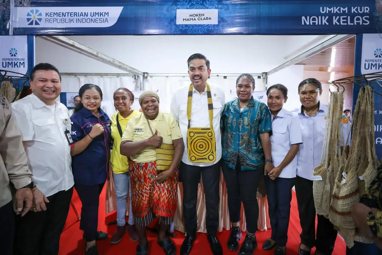 Menteri Maman saat memberi sambutan dalam Festival Kemudahan dan Pelindungan Usaha Mikro di Jayapura, Rabu (12/11).