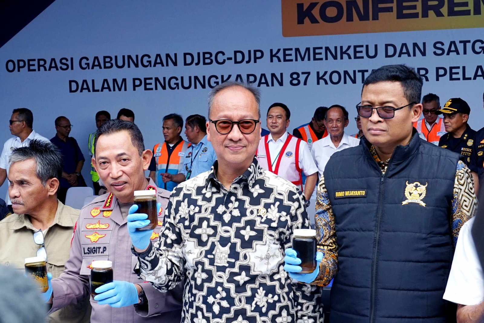 Menteri Perindustrian Agus Gumiwang Kartasasmita pada Konferensi Pers Operasi Gabungan Ditjen Bea Cukai - Ditjen Pajak Kementerian Keuangan dan Satgas Optimalisasi Penerimaan Negara Polri di Jakarta (6/11).