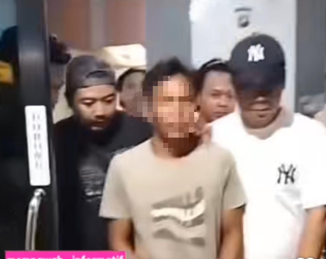 Pelaku pembacokan di Desa Peniti saat menyerahkan diri ke Polsek Jungkat.