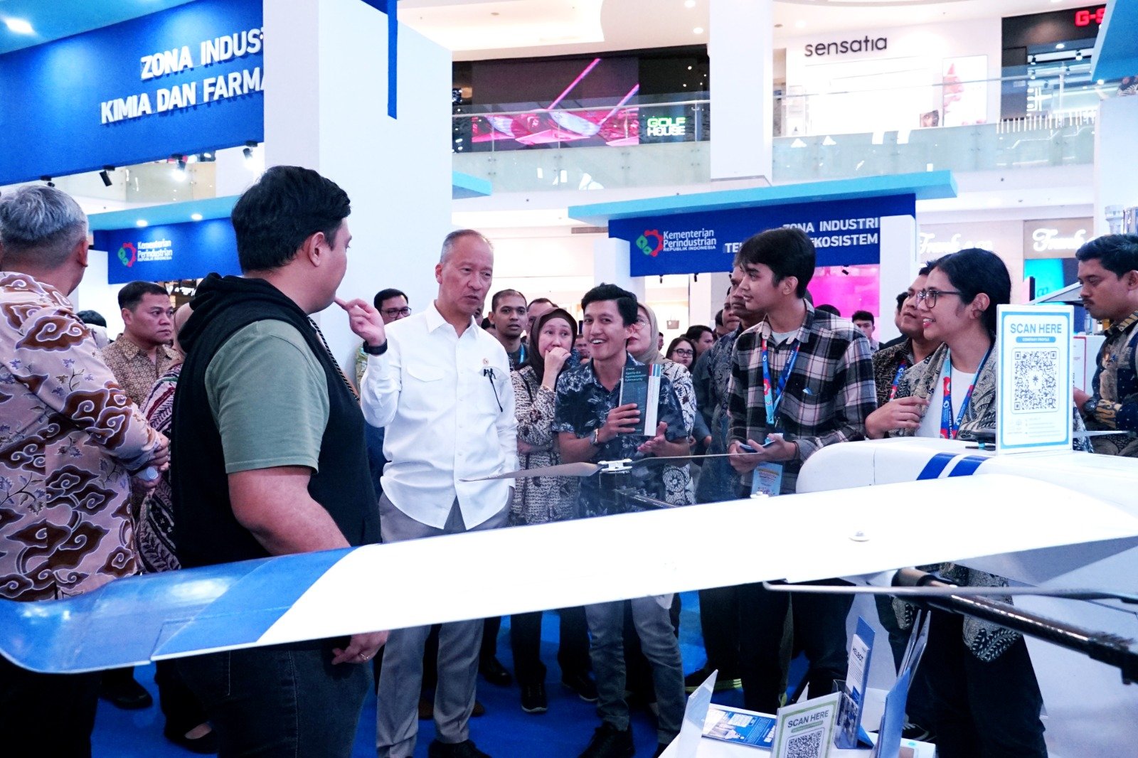Kemenperin menggelar Pameran Showcase Program Unggulan Satu Tahun Pemerintahan Prabowo-Gibran dengan tema “Satu Tahun Industrialisasi, Ekonomi Indonesia Tumbuh Tangguh”.
