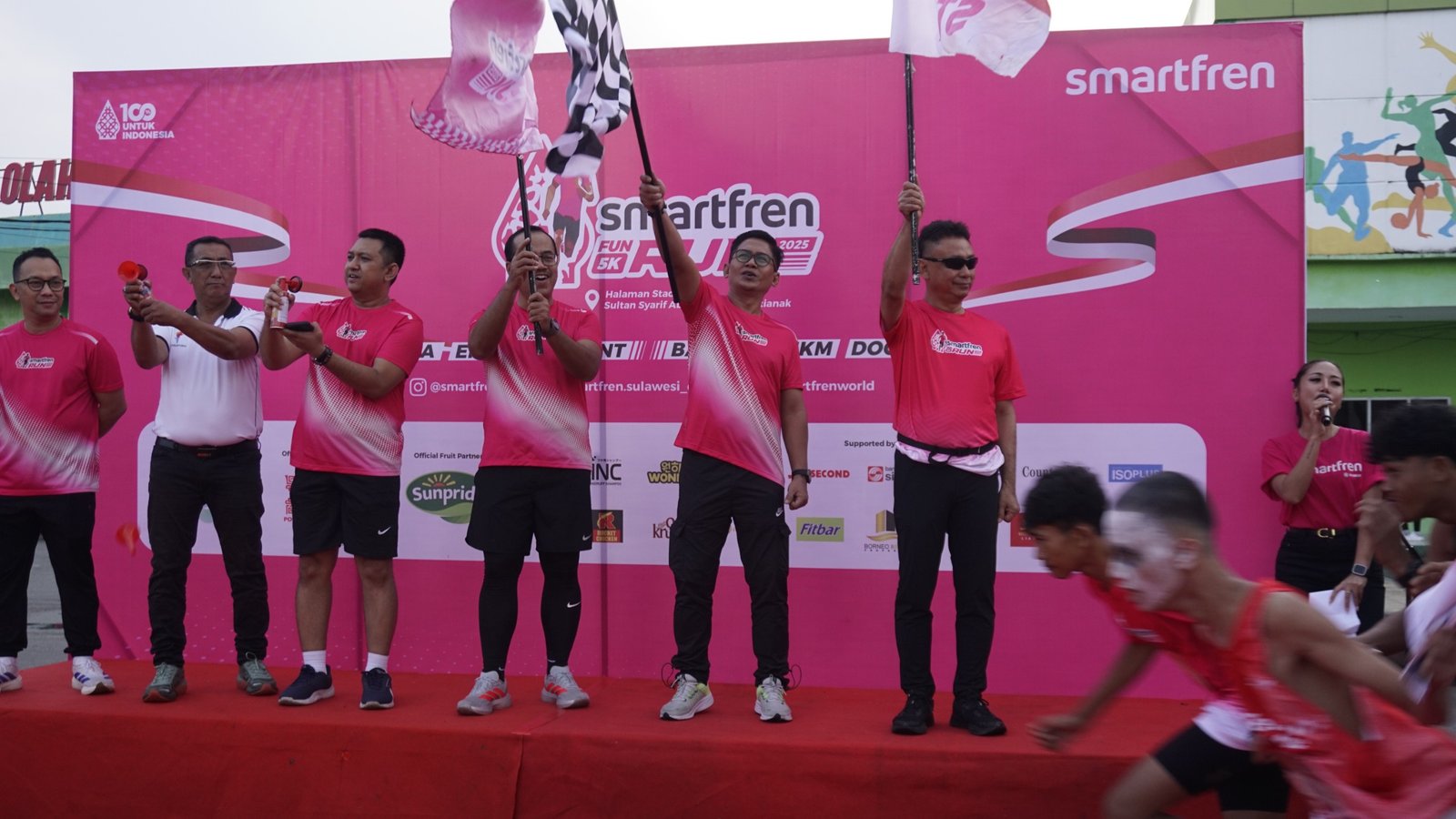 Wali Kota Pontianak bersama bersama Chief Marketing Officer SMARTFREN XLSMART, Sukaca Purwokardjono melepas peserta Fun Run. Foto: Dok. Istimewa
