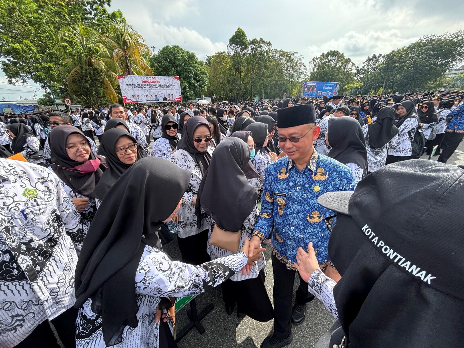 Wali Kota Pontianak, Edi Rusdi Kamtono menyalami guru-guru usai upacara memperingati Hari Guru Nasional. Foto: Prokopim Pemkot Pontianak
