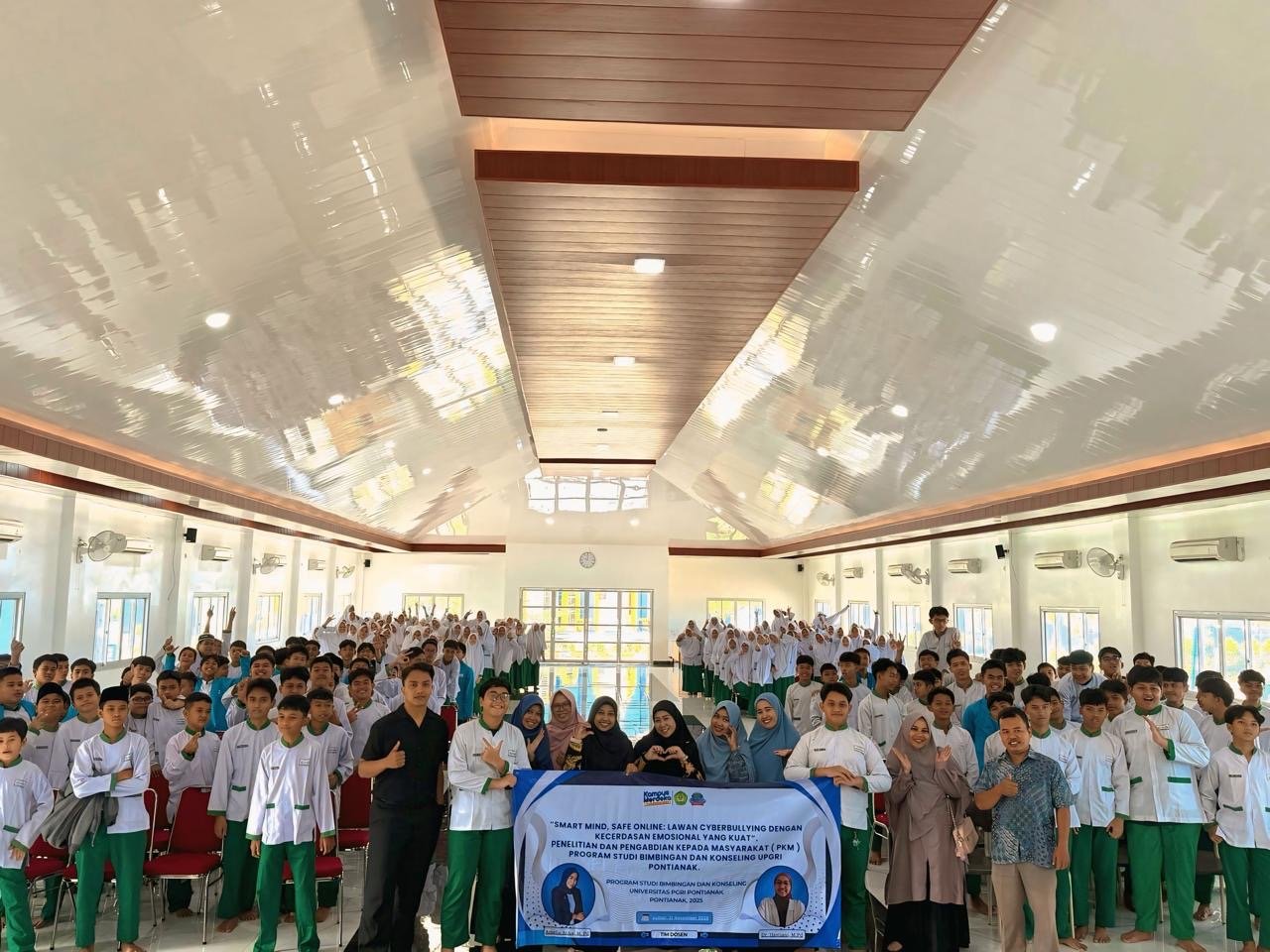 Tim dosen BK UPGRI Pontianak foto bersama para peserta. Foto: Dok. Istimewa