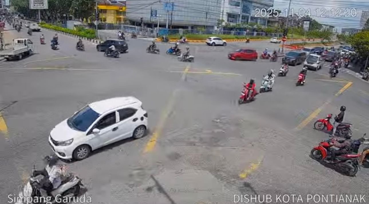 Kondisi lalu lintas yang bisa dipantau melalui CCTV secara realtime di link Youtube Dishub Kota Pontianak. Foto: Dok. YouTube Dishub Pontianak