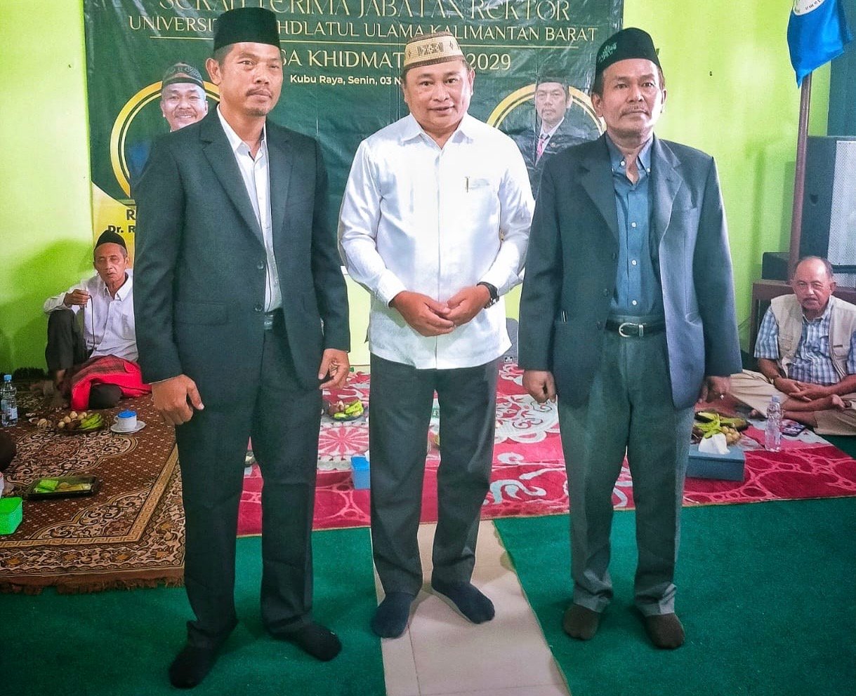 Prof Sukino (kiri), Rektor baru, Muhajirin Yanis Ketua BPP (tengah), Rachmat Saputra rektor lama (kanan) usai serah terima jabatan di Aula M Zeet Hamdy Assovie Kampus UNU Kalbar, Senin 3 November 2025