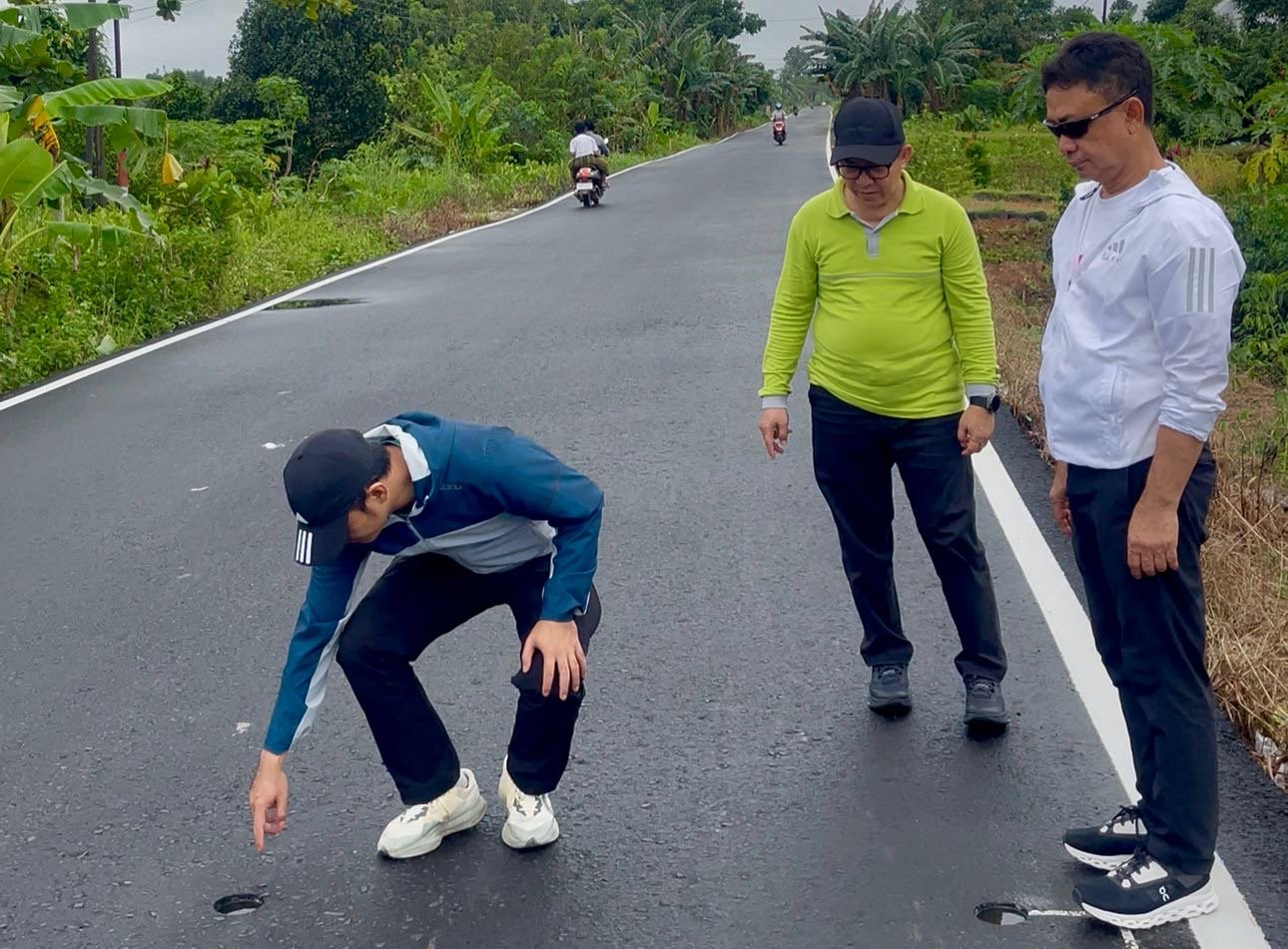 Wali Kota Pontianak Edi Rusdi Kamtono meninjau pembangunan infrastruktur di wilayah Pontianak Utara, salah satunya Jalan Kebangkitan Nasional. Foto: Dok. Prokopim Pemkot Pontianak