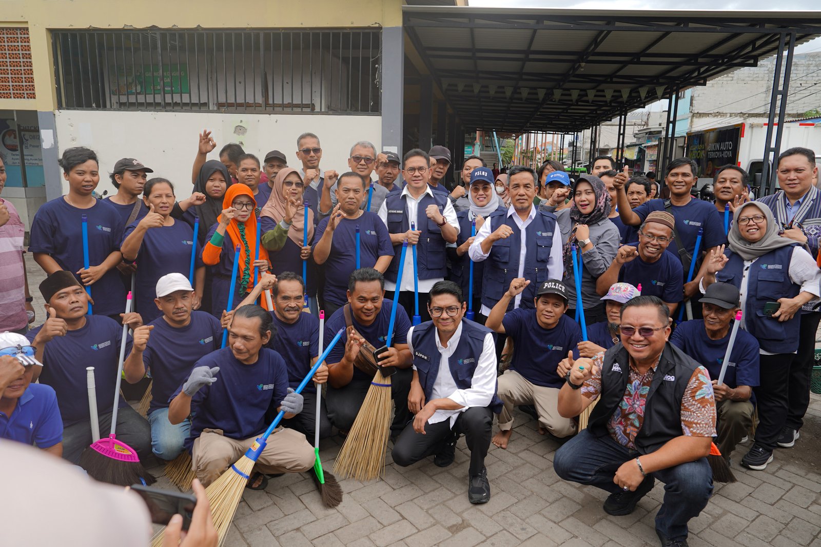 enteri Perdagangan, Budi Santoso memimpin Gerakan Nasional Membersihkan Pasar Nusantara (Gernas Mapan) di Pasar Sememi, Surabaya, Jawa Timur, Kamis (13 Nov).