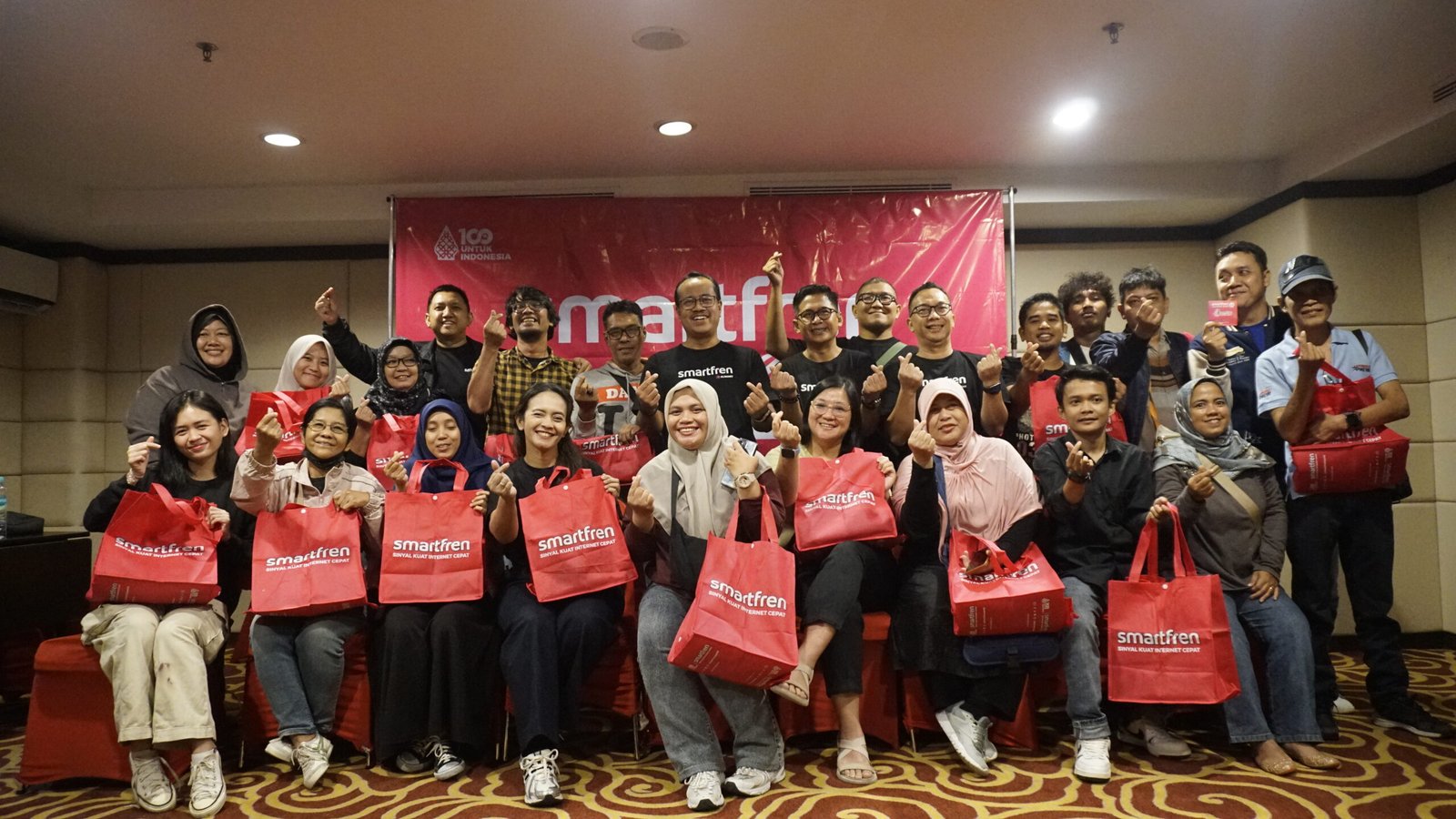 Foto bersama tim XLSMART_SMARTFREN dan awak media. Foto: Dok. Istimewa