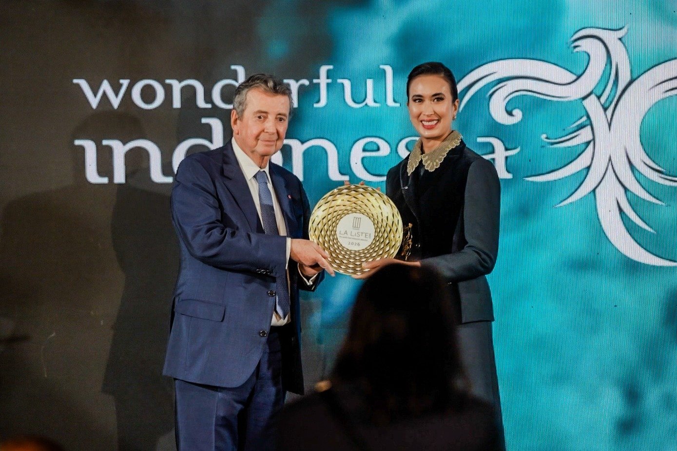 Menteri Pariwisata Republik Indonesia, Widiyanti Putri Wardhana saat menerima langsung penghargaan The New Destination Champion Award 2026 pada Annual La Liste Awards Ceremony di Paris, Perancis (24/11/2025).