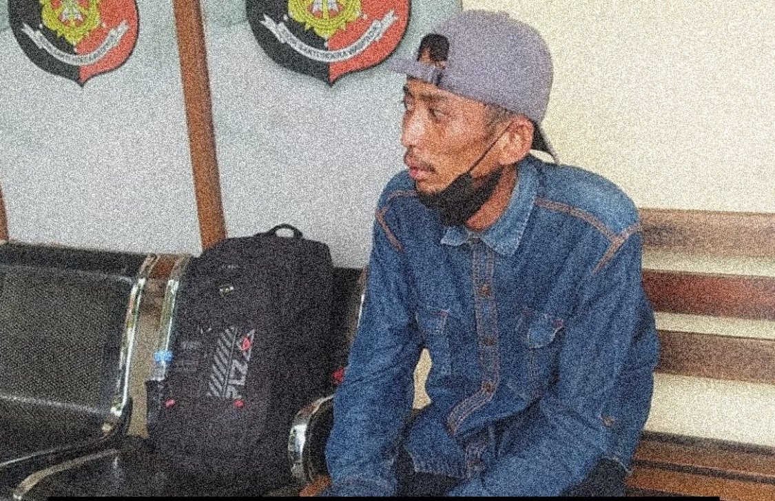 Korban saat mengaku mencuri motor dan menyerahkan diri ke polisi. Foto: Dok. Istimewa