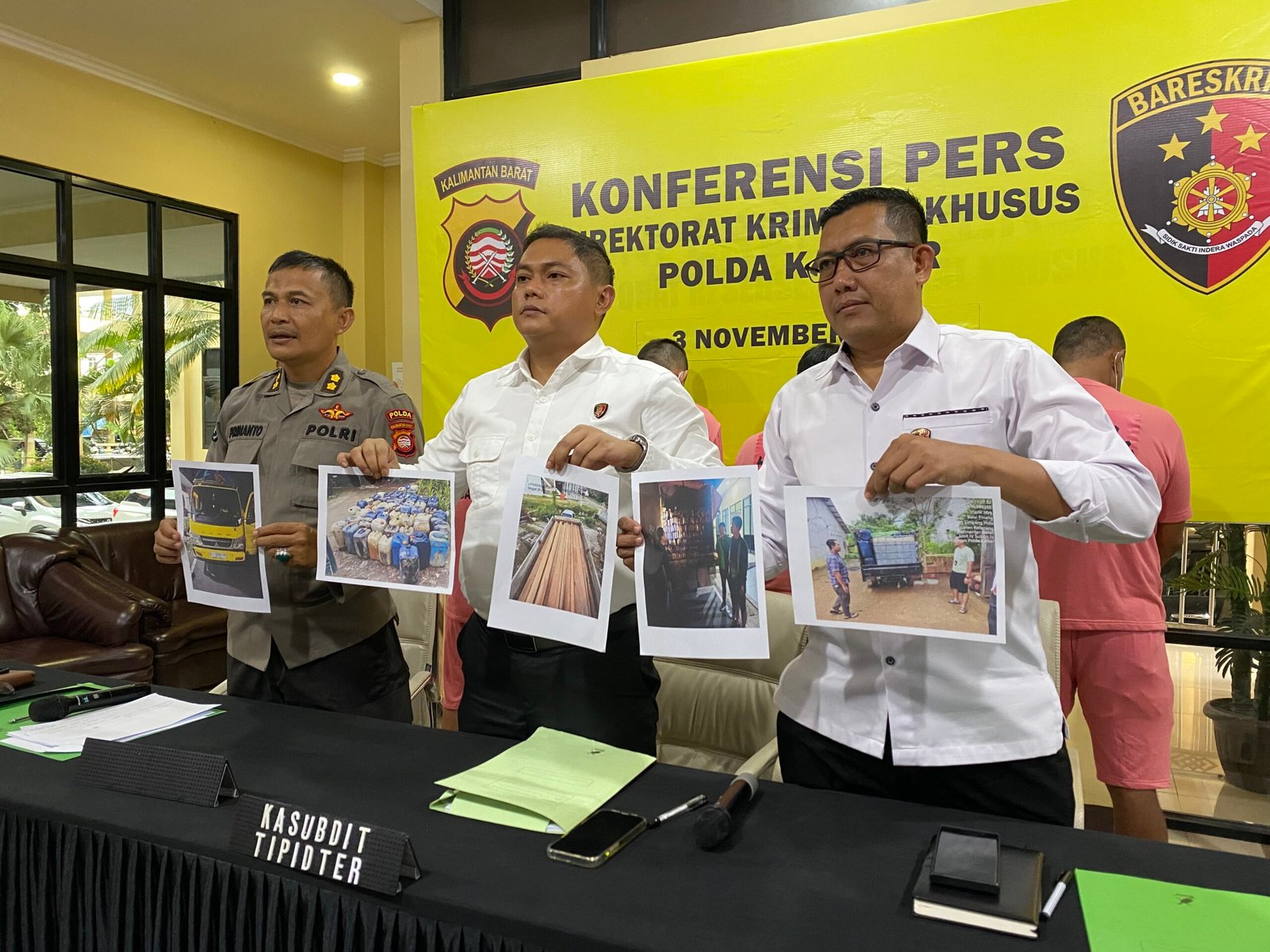 Tim Polda Kalbar memperlihatkan foto barang bukti saat melakukan jumpa pers pada Senin, 3 November 2025. Foto: Yulia Ramadhiyanti/klikwartaku