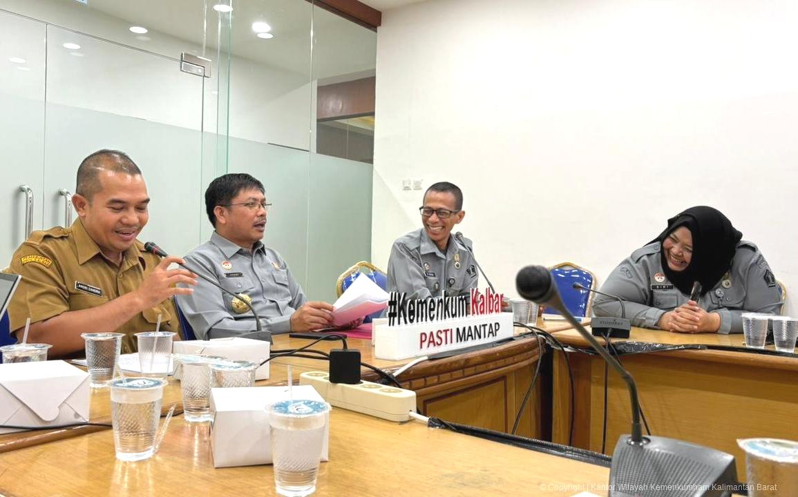 Tim Kanwil Kemenkum Kalbar saat menggelar rapat bersama Pemkab Kayong Utara. Foto: Dok. Kanwil Kemenkum Kalbar
