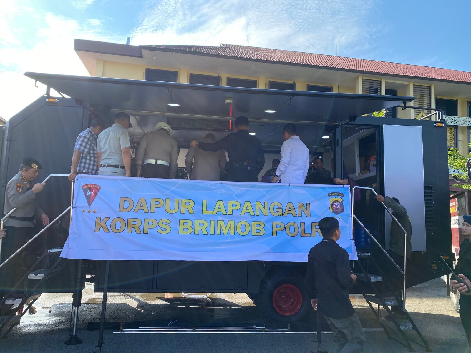 Mobil Dapur Brimob yang siap memberikan bantuan makanan untuk warga terdampak banjir di Kalbar Foto: Yulia Ramadhiyanti/klikwartaku
