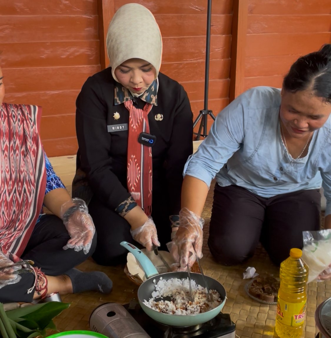 Kadisporapar Kalbar, Windy Prihastari saat memasak Jimot Lulon bersama warga Sekadau. Foto: Dok. Istimewa
