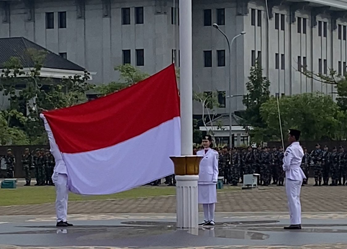 Paskibra saat menaikan bendera Merah Putih di apel Peringatan Hari Pahlawan. Foto: Yulia Ramadhiyanti/klikwartaku