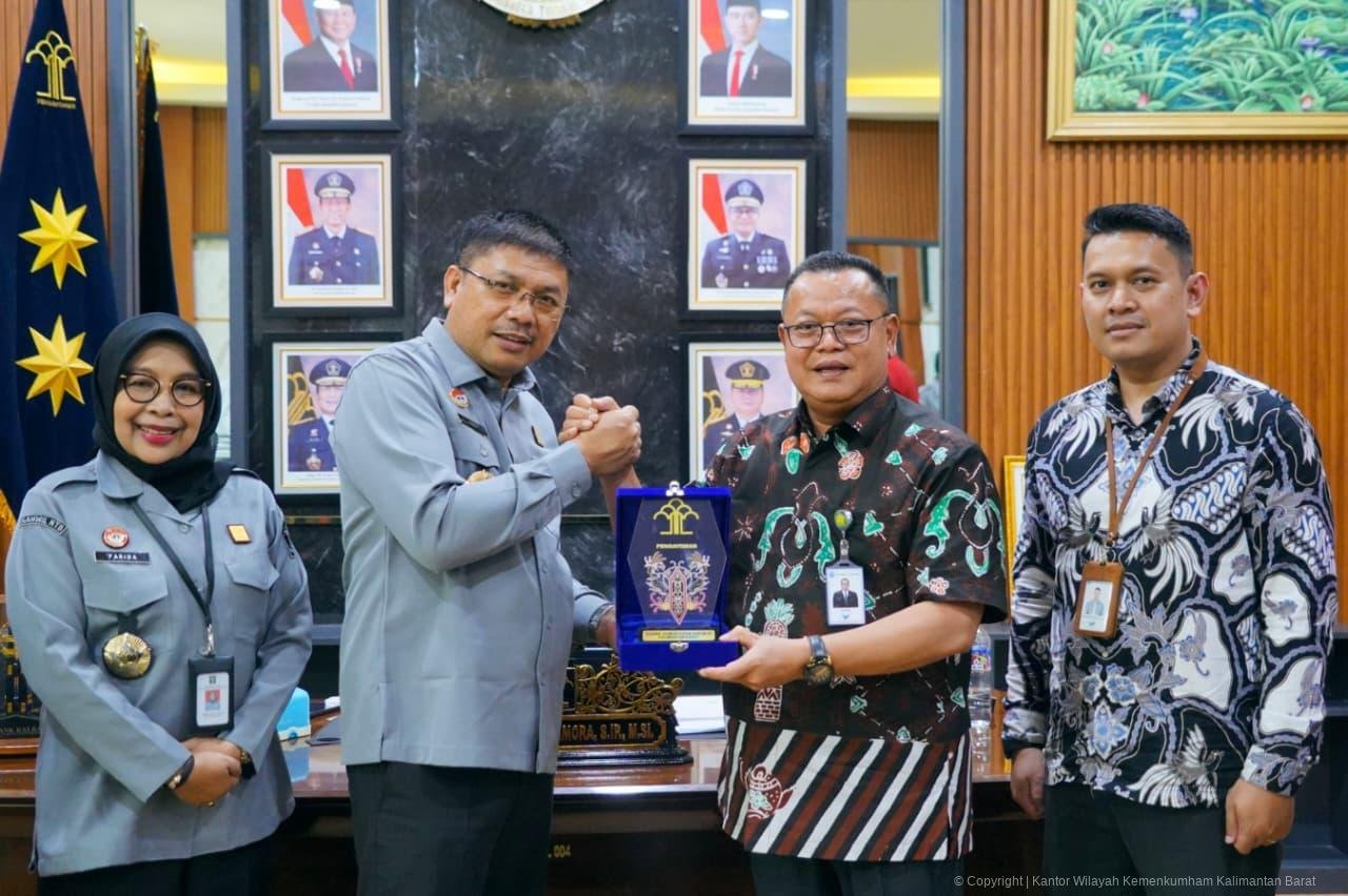 Kakanwil Kemenkum Kalbar dan Dirut Bank Kalbar. Foto: Dok. Kanwil Kemenkum Kalbar