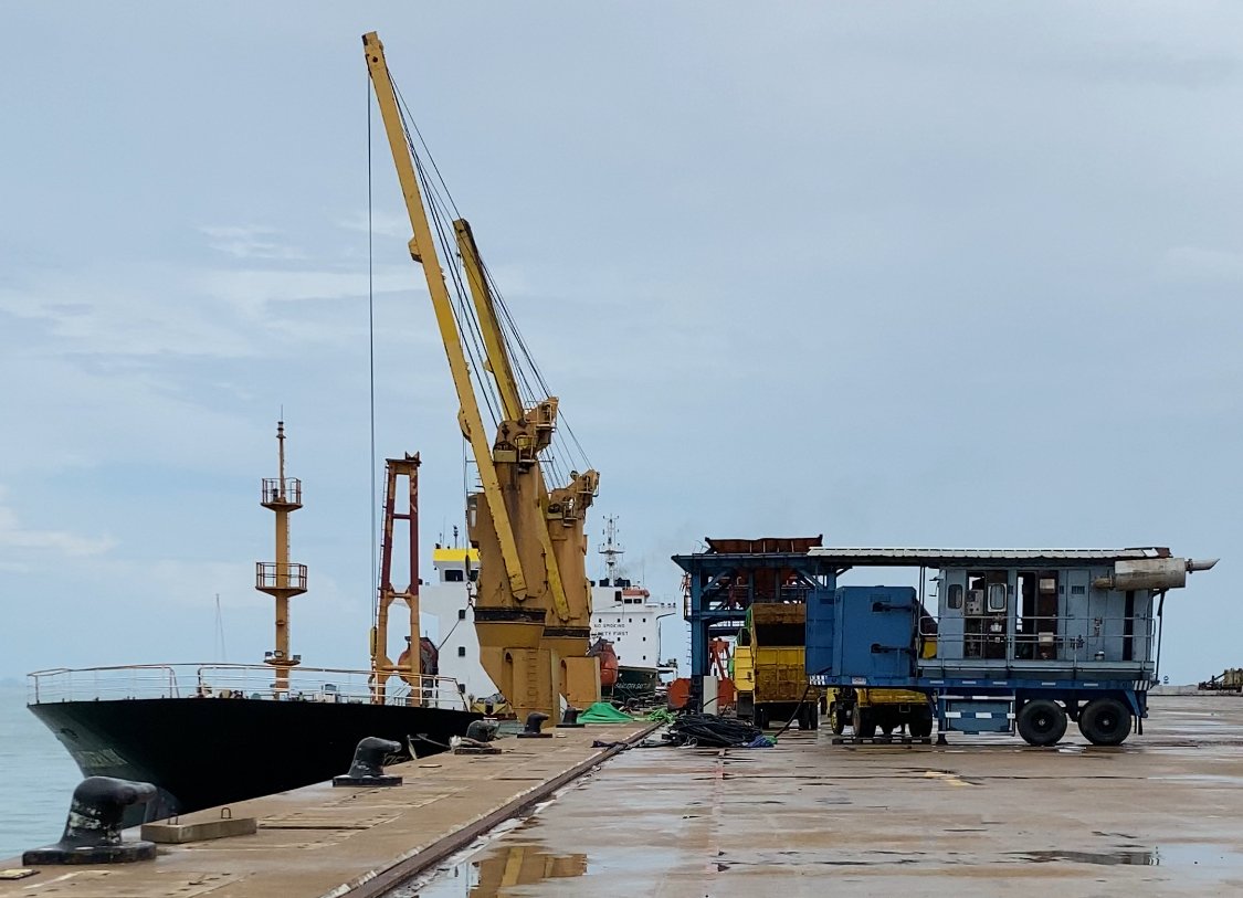 Kapal sedang bersandar dan melakukan bongkar muat di Pelabuhan Kijing. Foto: Yulia Ramadhiyanti/klikwartaku