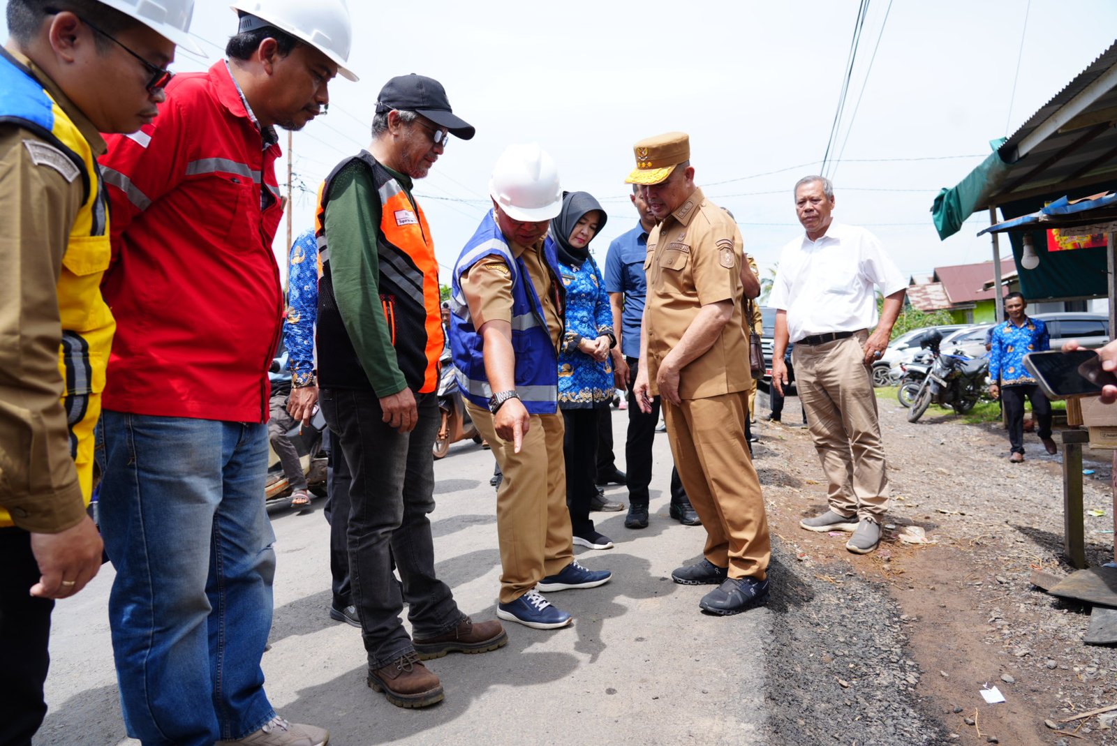 Gubernur Kalbar, Ria Norsan saat melihat langsung jalan rusak di Pelang menuju ke Pesaguan. Foto: Dok. Adpim Pemprov Kalbar