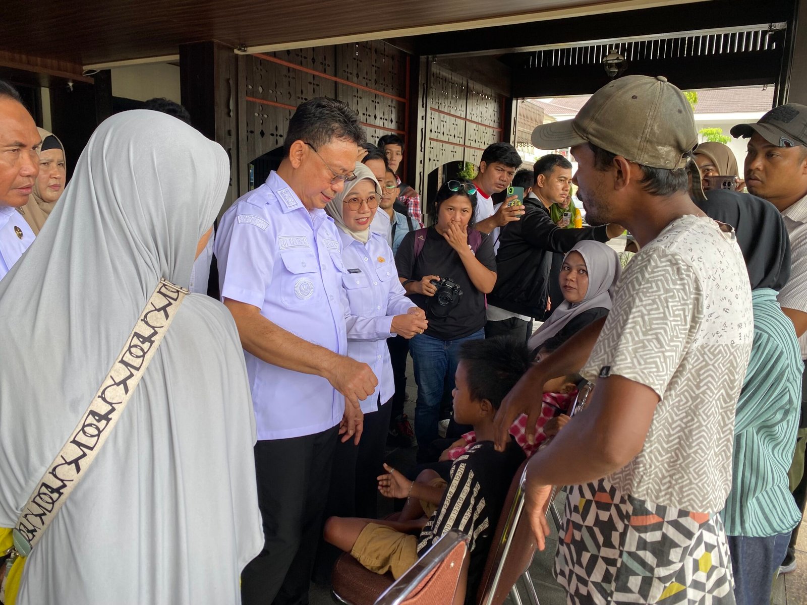 Wali Kota Pontianak, Edi Rusdi Kamtono, saat berbincanh dengan Ali. Foto: Yulia Ramadhiyanti/klikwartaku