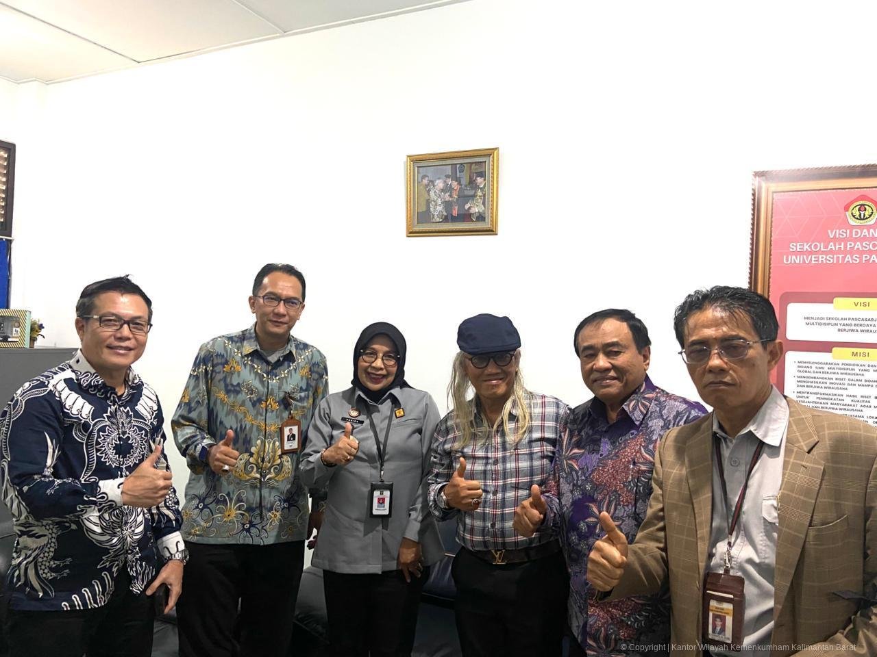 Tim Kanwil Kemenkum Kalbar bersama Rektor UPB Pontianak