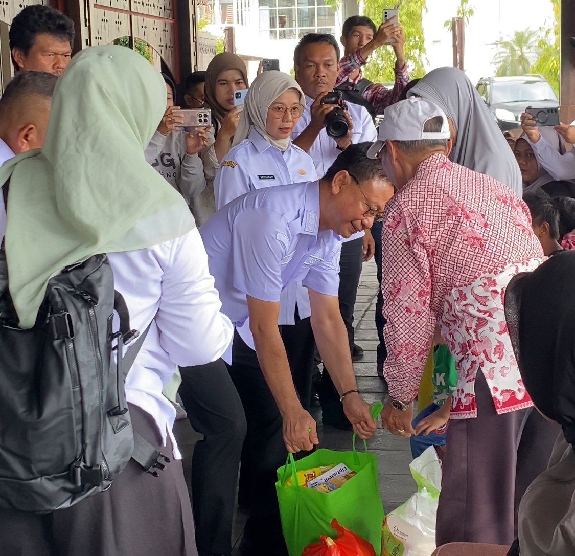 Wali Kota Pontianak saat berikan bantuan ke penyandang disabilitas. Foto: Yulia Ramadhiyanti/klikwartaku